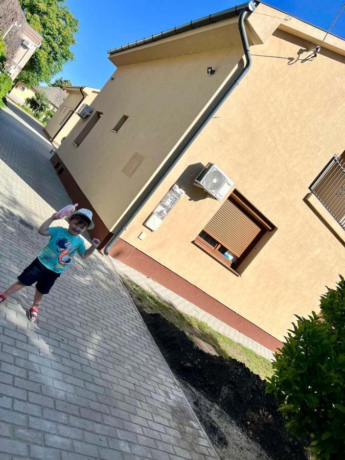 Zsuzsa Apartman Hajdúszoboszló Eksteriør bilde